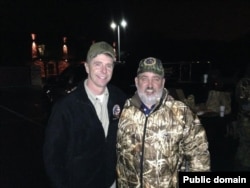 联邦众议员、代表维吉尼亚第一选区的共和党众议员魏特曼(Rep. Robert J. Wittman,左)和当地一位选民在一起(2014年,美国众议院网站)