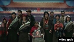 藏民在天安门帷幕布景前留影(酥油灯影片截图)