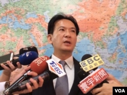 民进党立法委员林俊宪2017年5月18日在立法院接受采访(美国之音记者申华 拍摄)