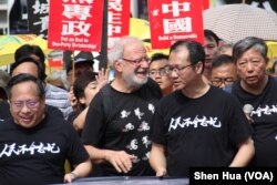 2019年5月26日香港纪念六四三十周年大游行中有一位外国人自动加入游行领导人行列 （美国之音记者申华 拍摄）