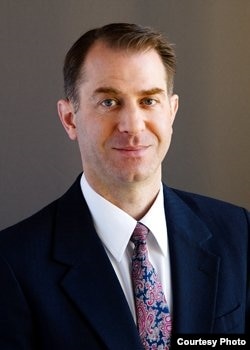 西雅图哈里斯·摩尔律师务所律师马修·德累斯顿 (Matthew Dresden)