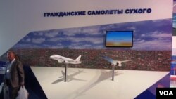 去年夏季莫斯科航展上的苏霍伊超级喷气机100模型(左)。(美国之音白桦拍摄)