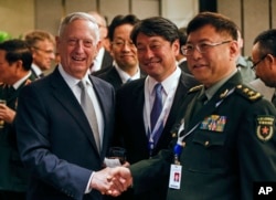 美国国防部长马蒂斯在香格里拉对话期间与日本防卫大臣小野寺五典和中国军事科学院副院长何雷交谈