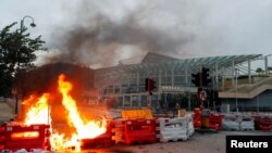 香港民众抗议期间一个地铁站附近的一处路障被点燃。(2019年9月1日)