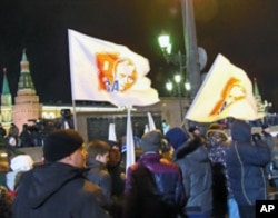 投票结束后红场旁边支持普京集会,标语:支持普京