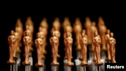 Cokelat berbentuk piala Oscar di pertunjukkan kepada wartawan untuk persiapan pesta Governors Ball di Los Angeles, California (dok: Reuters)
