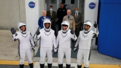 三名美国宇航员和一名日本宇航员2020年11月15日出发前挥手告别(路透社)