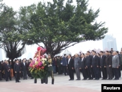2012年习近平(右起第四人)在深圳莲花山邓小平青铜像前参加纪念邓小平仪式