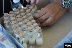 大会准备300多樽用小玻璃樽装着的盐派发给参加者,寓意“争取普选要有尊严”(美国之音汤惠芸拍摄)