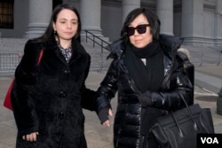 1月14日,全球可持续发展基金会财务长朴虹(音,Heidi Hong Piao)认罪后走出纽约南区联邦法院。(美联社图片)