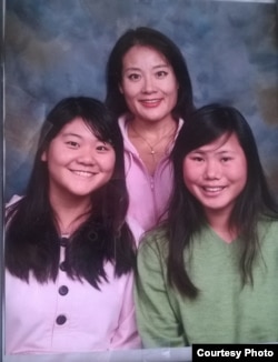 杨海妻子王菁与女儿王倩怡(下左)和刘贤斌女儿陈桥(下右)(照片来源:王菁提供)