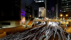 香港示威者星期天(12月8日)在人权日大游行中下打开手机电筒。