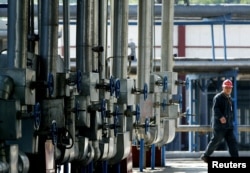 一名中国工人在检查中石化公司在吉林市的一个炼油厂设施。(资料照片)