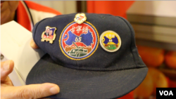 91岁高龄的国军退役老兵刘发贵给记者展示他参加“古宁头战役”65周年纪念的帽子。那场战役是中共建政后,国军在中国大陆战场节节败退的情况下取得的首场胜利。(美国之音林枫拍摄)