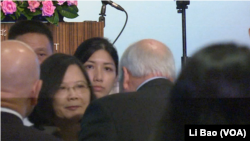 台湾总统蔡英文2017年8月8日与美国前副总统切尼握手(美国之音黎堡摄)