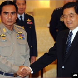中国领导人胡锦涛在北京会见缅甸空军司令妙亨中将(2009年)