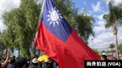 “全球反独裁集会”洛杉矶巴恩斯公园力挺香港活动中，李镇莲女士高举中华民国国旗