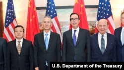 美中高级贸易代表团成员2018年5月17日在华盛顿合影(美国财长姆努钦推特图片)