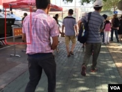 乌鲁木齐大巴扎街头,记者无意中拍到装甲车和站岗武警。