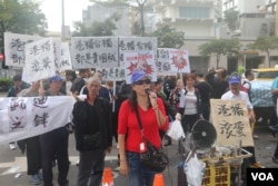 中华统一促进党和爱国同心会数百人在台北101国际会议中心外抗议(美国之音杨明拍摄)