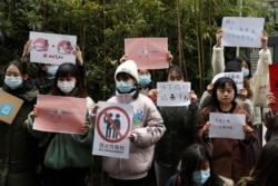 周晓璇的支持者在北京海淀区一家法院前声援周晓璇。(2020年12月2日)