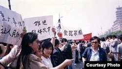 1989年5月4日高瑜（前面伸手者）在北京的游行队伍中