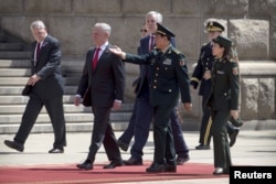 美国国防部长马蒂斯抵达中国国防部大楼,参加欢迎仪式,同中国国防部长魏凤和并肩行走(2018年6月27日)。