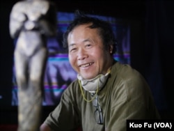 雕塑奖座的陈维明(美国之音国符拍摄)