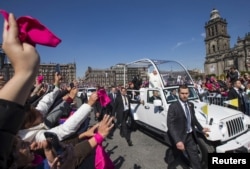 教宗方济各在墨西哥城向欢迎人群招手致意。 (2016年2月13日)