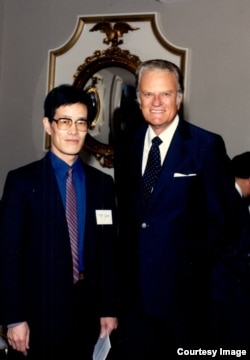 流亡美国的中国政治学者严家祺和葛培理牧师,摄于1988年。(受访者提供)