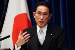 日本新任首相岸田文雄在东京首相府的记者会上讲话。(2021年10月4日)