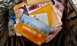 距离新选制下首次香港立法会换届选举还有倒数6日,港岛区一幢住宅大厦的垃圾桶内,居民丢弃不少选举宣传单张 (美国之音汤惠芸)