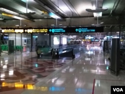 曼谷素万纳普机场,往年这条甬道上挤满等待签证的中国游客。(美国之音朱诺拍摄,2016年11月25日)
