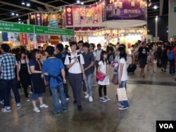 香港书展人多书多,琳琅满目