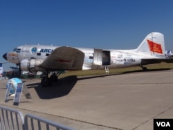 俄罗斯想改善同美国关系,一直称赞二战中的苏美盟友合作。当年美国援助苏联的DC-3运输机在2015年莫斯科航展中被放在最主要位置展出。