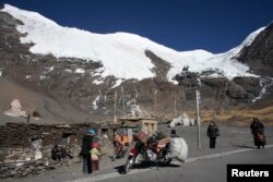 在拉萨以西大约200公里处的雪山和藏人(2009年11月)