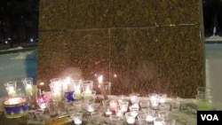 甘地像下的蜡烛。(美国之音白桦拍摄)