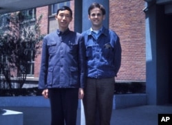 资料照:林培瑞(右)和一位复旦大学教授的合影