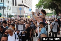 2019年7月7日,有外国人为抗议者游行助兴 (美国之音记者申华拍摄)