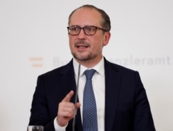 奥地利总理莎伦贝格在记者会上讲话。(2021年11月19日)