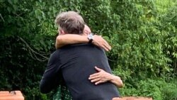 Chef Gordon Ramsay memeluk Chef William Wongso saat syuting "Uncharted" di Sumatra Utara (dok: William Wongso)