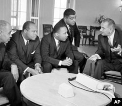 约翰逊总统(右)1964年1月在白宫与民权领袖交谈,左起第三人是马丁.路德.金