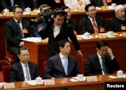 三位中共中央政治局委员在中国政协大会闭幕式的主席台上(2017年3月13日),前排左起:组织部长赵乐际,中央办公厅主任栗战书,上海市委书记韩正(2017年3月13日)