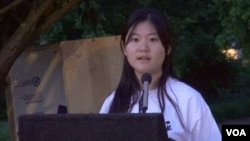 2014年5月31日晚,16岁的杨倩怡代表父亲杨海在六四纪念会上朗读了父亲写的诗(VOA视频截图)(VOA视频截图)