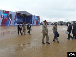 巴基斯坦陆军司令沙里夫(前排左一)在武器展上(美国之音白桦)