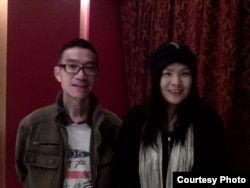 阮云华(左)等3月1日到达北京后与当地朋友合影(网友提供)