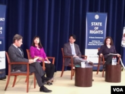 助理国务卿马利诺夫斯基、记者陈嘉韵、温信殷、麦克劳克林(美国之音叶林摄)