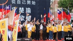 宋楚瑜和徐欣莹共同出席竞选总部成立大会(美国之音李逸华拍摄)