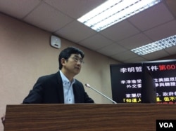 民进党立委蔡适应,2017年5月17日在立法院质询(美国之音记者申华 拍摄)