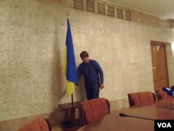 在莫斯科的乌克兰大使馆中的乌克兰国旗。(美国之音白桦拍摄)